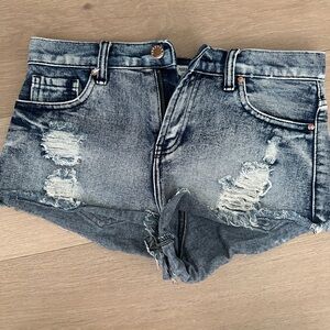 F21 DENIM SHORTS SIZE 25